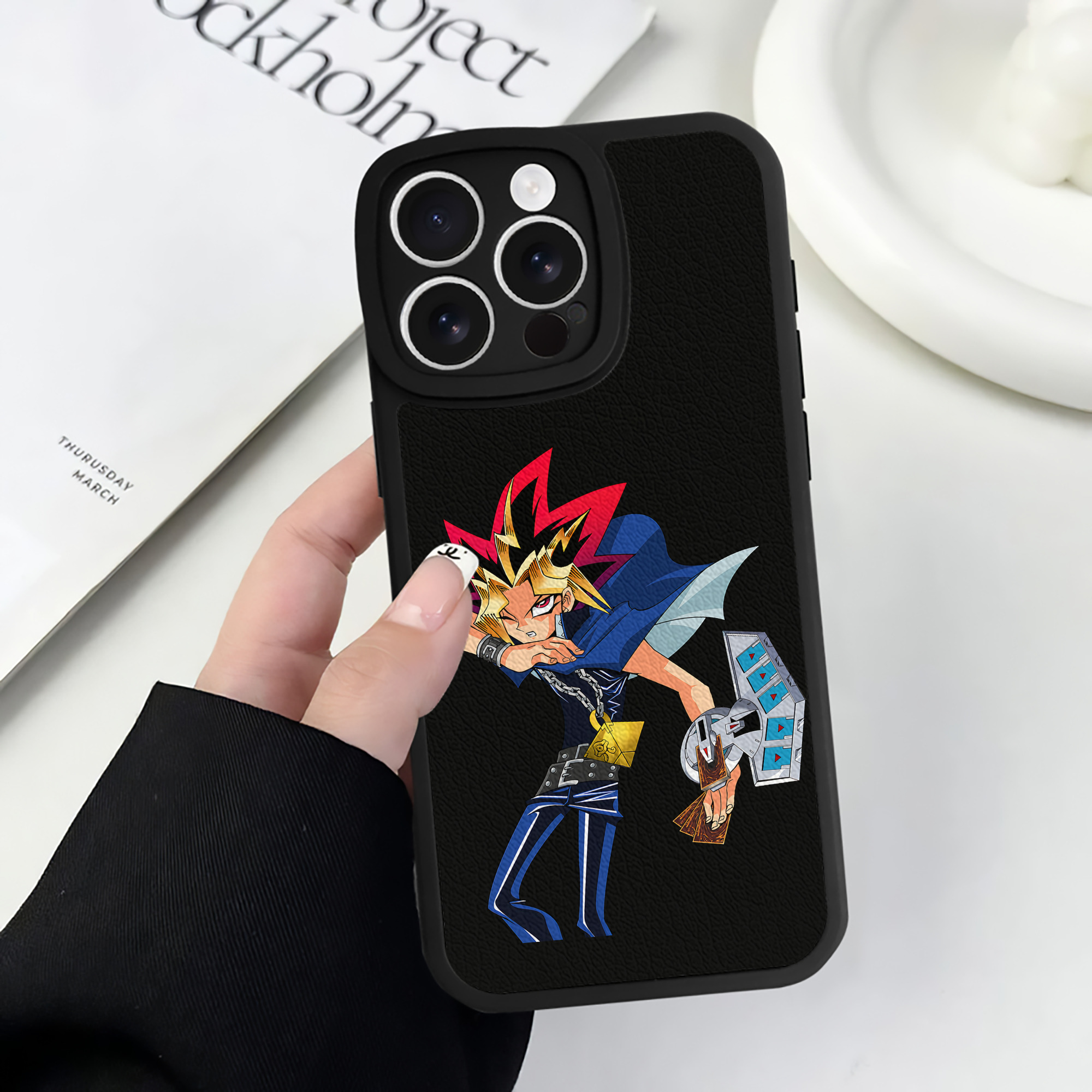 遊☆戯☆王 Yu-Gi-Oh! 【iPhone 16シリーズ対応】シリコンスマホケース（レザー調） 材質：シリコン